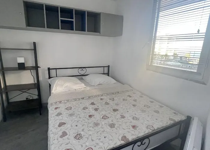Moderne 5 Couchages Avec Parking Et Piscine - Fr-1-748-8 *